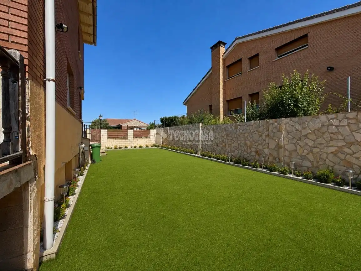 Jardín de Casa adosada en venta en Villanueva de la Torre con Jardín privado, Terraza y Balcón