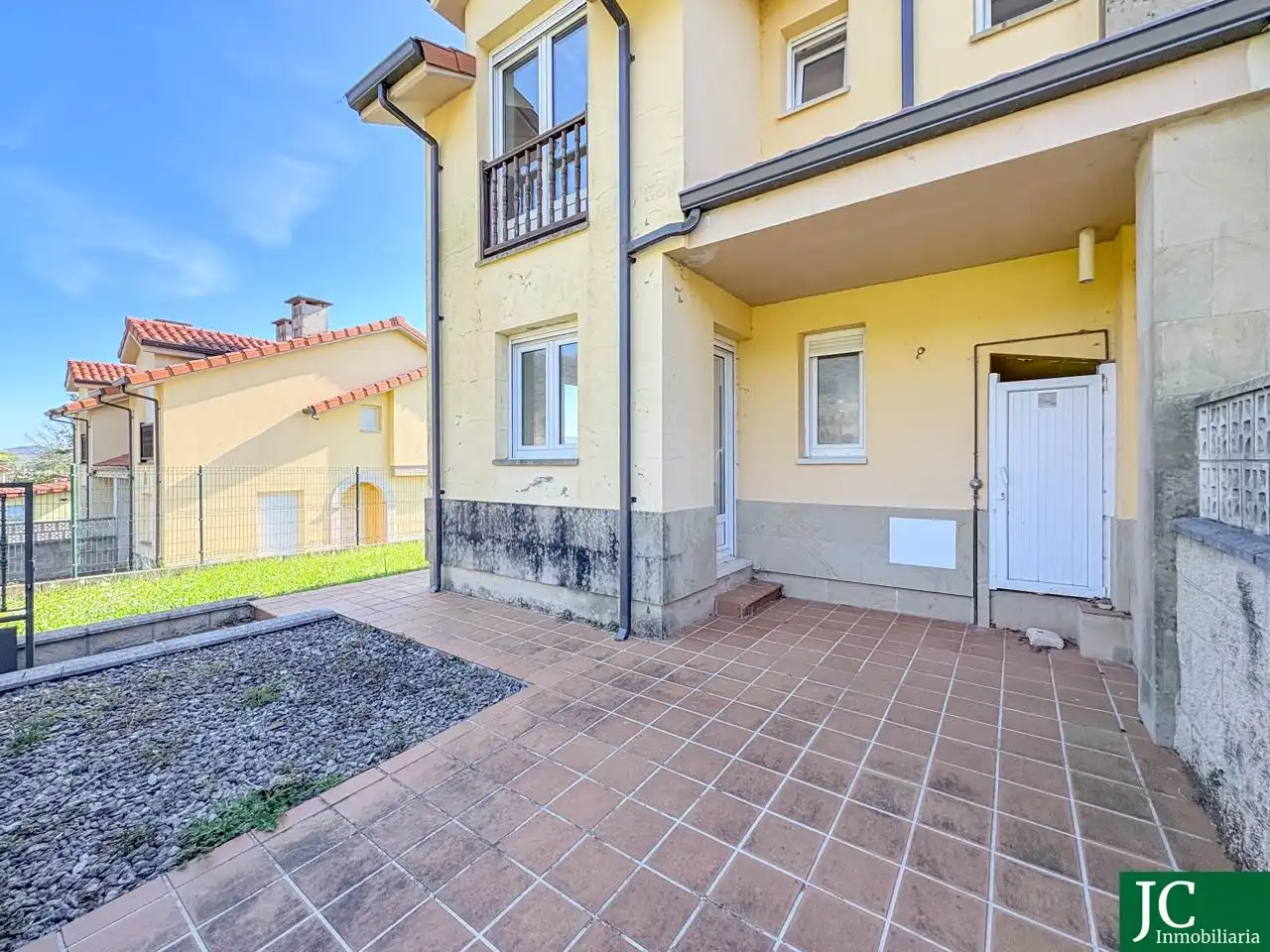 Vista exterior de Casa adosada en venda en Ampuero amb Calefacció, Jardí privat i Terrassa