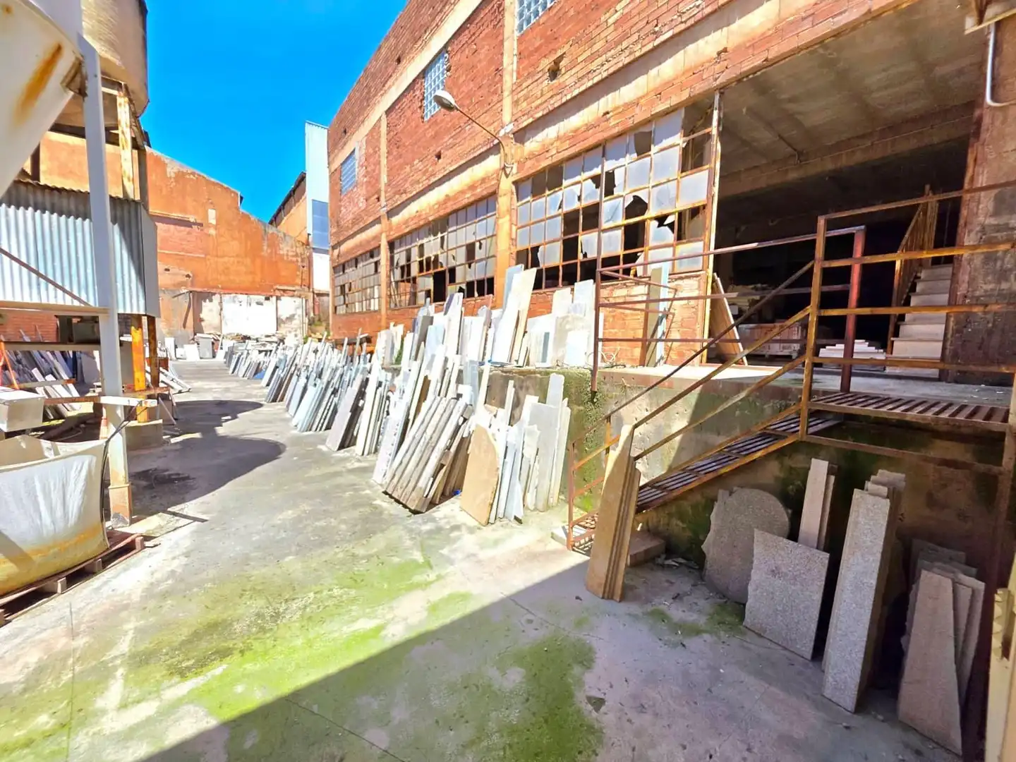 Vista exterior de Nave industrial en venta en Almazora / Almassora