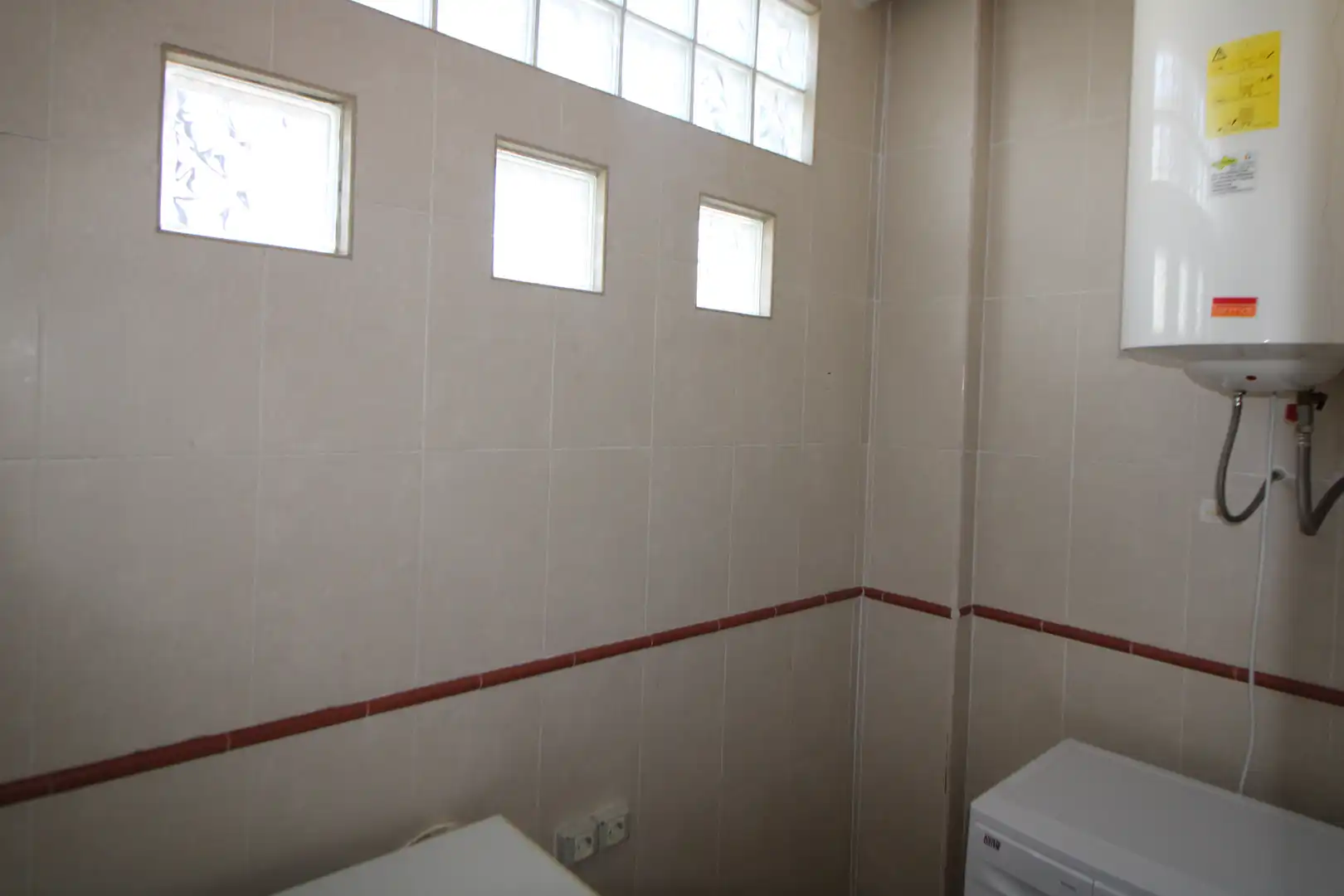 Badezimmer von Einfamilien-Reihenhaus zur Miete in Aljaraque mit Privatgarten, Abstellraum und Möbliert