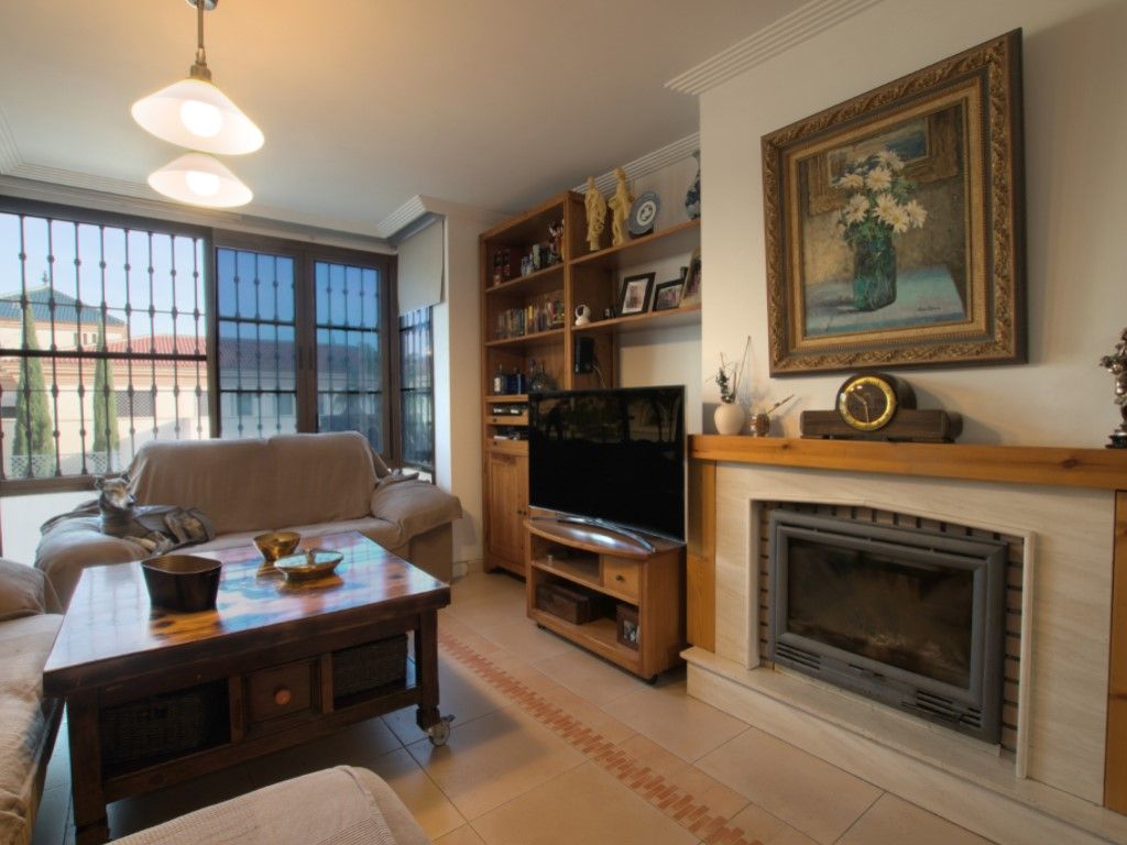 Sala d'estar de Casa adosada en venda en Alhaurín de la Torre amb Jardí privat, Terrassa i Piscina