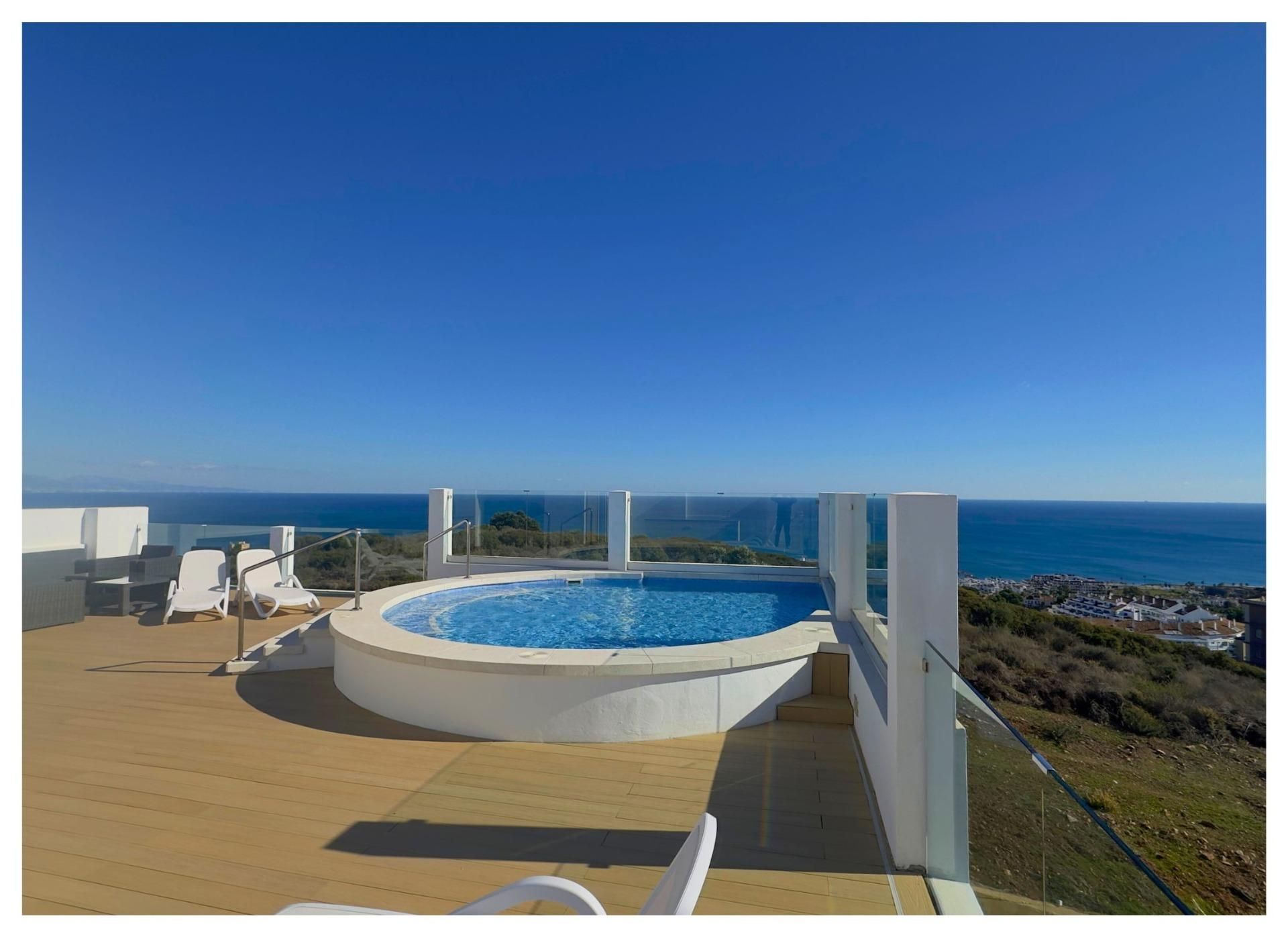 Piscina de Apartament en venda en Manilva amb Aire condicionat, Jardí privat i Moblat