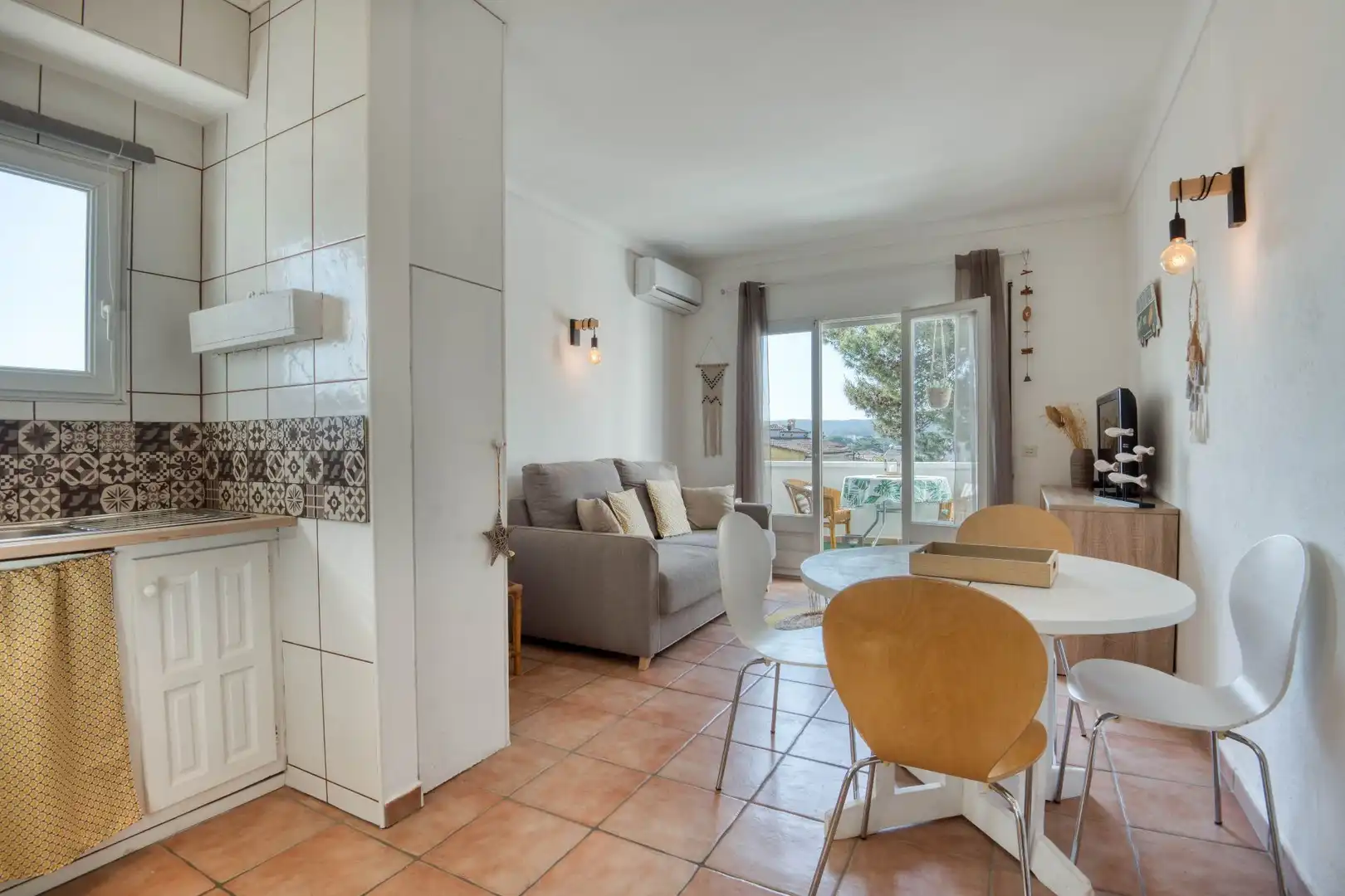 Sala de estar de Apartamento en venta en L'Escala con Aire acondicionado, Terraza y Amueblado
