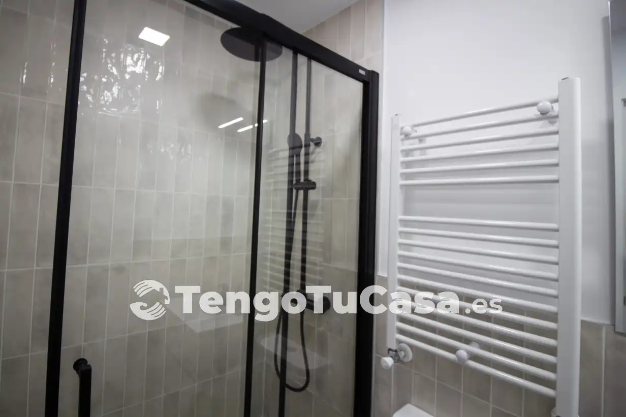 Bathroom of Flat for sale in Madrid  with Air Conditioner, Heating and Parquet flooring