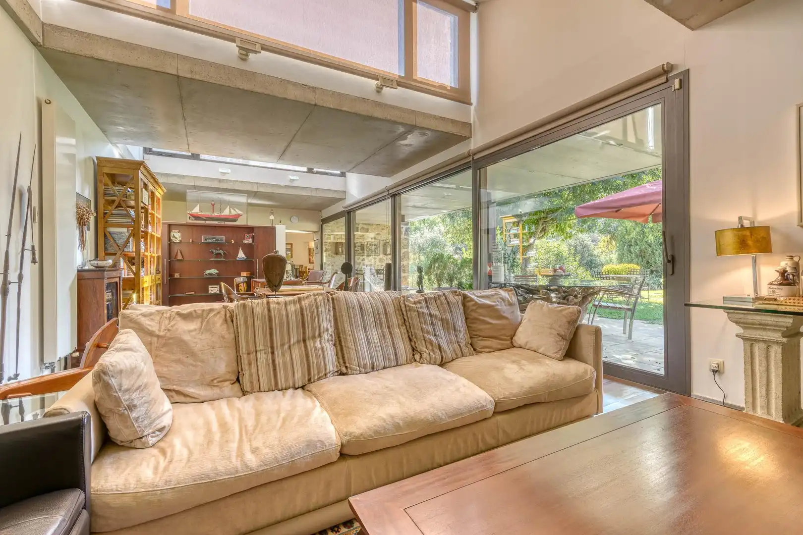 Sala de estar de Finca rústica en venta en Boadella i les Escaules con Calefacción, Jardín privado y Terraza