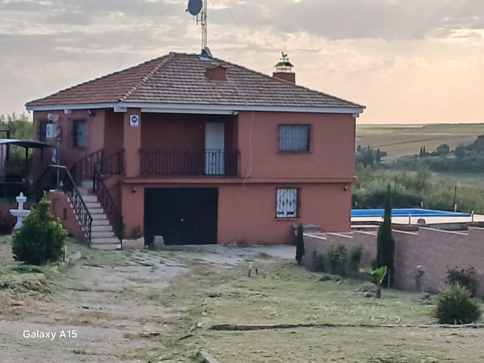 Vista exterior de Casa o xalet en venda en Palomeque amb Aire condicionat, Calefacció i Jardí privat