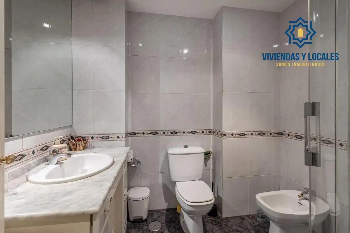 Bathroom of Flat for sale in Granada  with Heating and Terrace