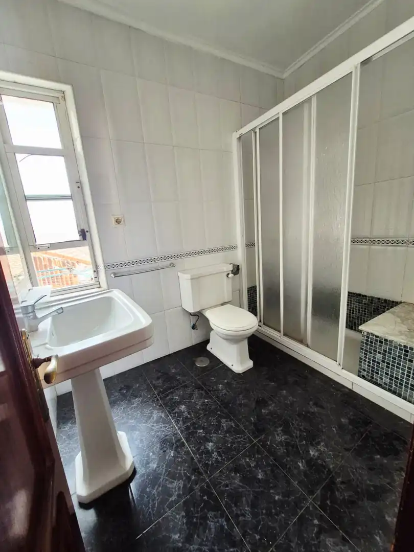 Baño de Piso en venta en Avilés con Calefacción, Parquet y Trastero