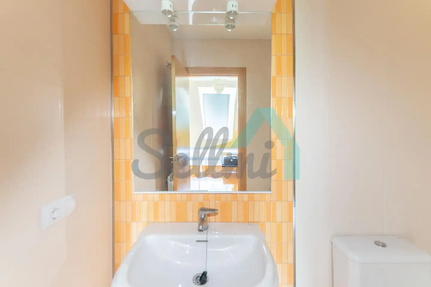 Badezimmer von Wohnung zur Miete in Aller mit Heizung und Möbliert