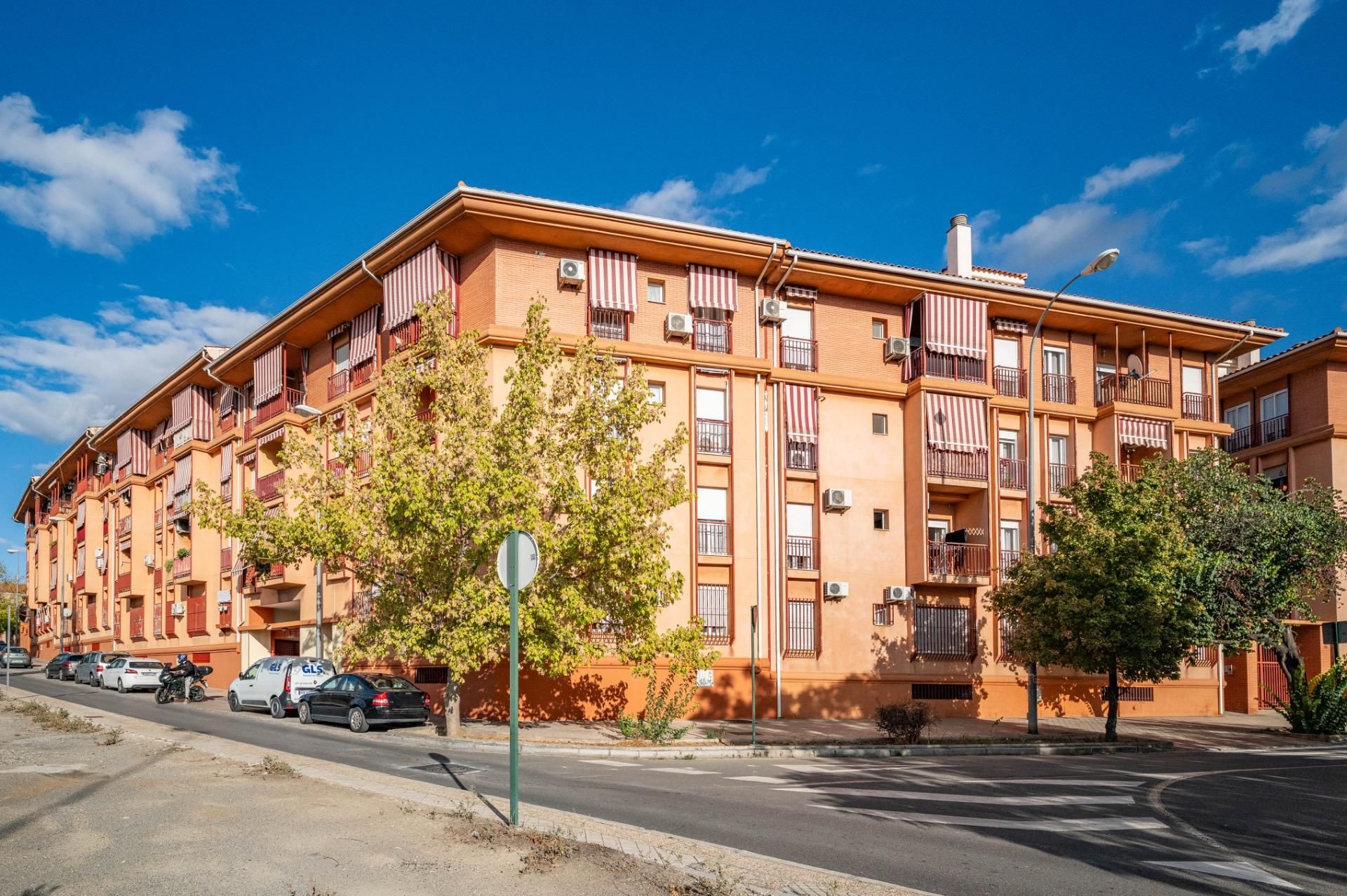 Vista exterior de Piso en venta en  Granada Capital con Calefacción y Balcón