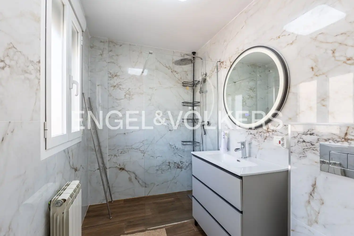 Bathroom of Houses for sale in Requena  with Air Conditioner, Heating and Storage room