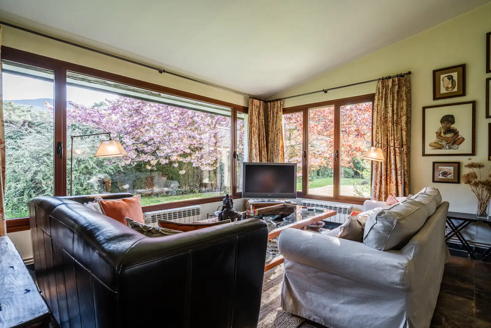 Living room of Houses for sale in El Espinar  with Heating, Private garden and Terrace