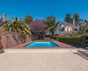 Swimming pool of House or chalet for sale in  Madrid Capital  with Air Conditioner, Heating and Private garden