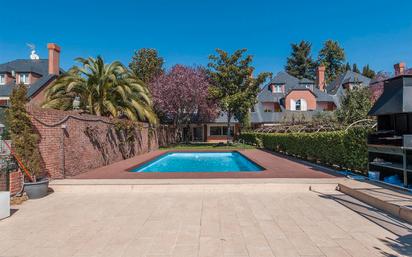 Swimming pool of House or chalet for sale in  Madrid Capital  with Air Conditioner, Heating and Private garden