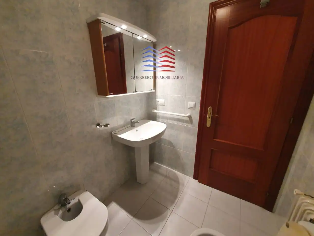 Bathroom of Flat for rent in Ourense Capital   with Heating, Parquet flooring and Storage room