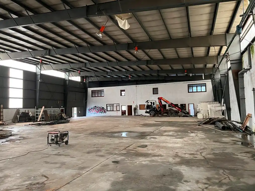 Außenansicht von Fabrikhallen zur Miete in Betanzos