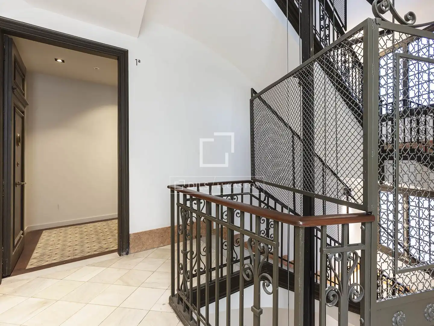 Flat for sale in Barcelona  with Air Conditioner, Heating and Parquet flooring