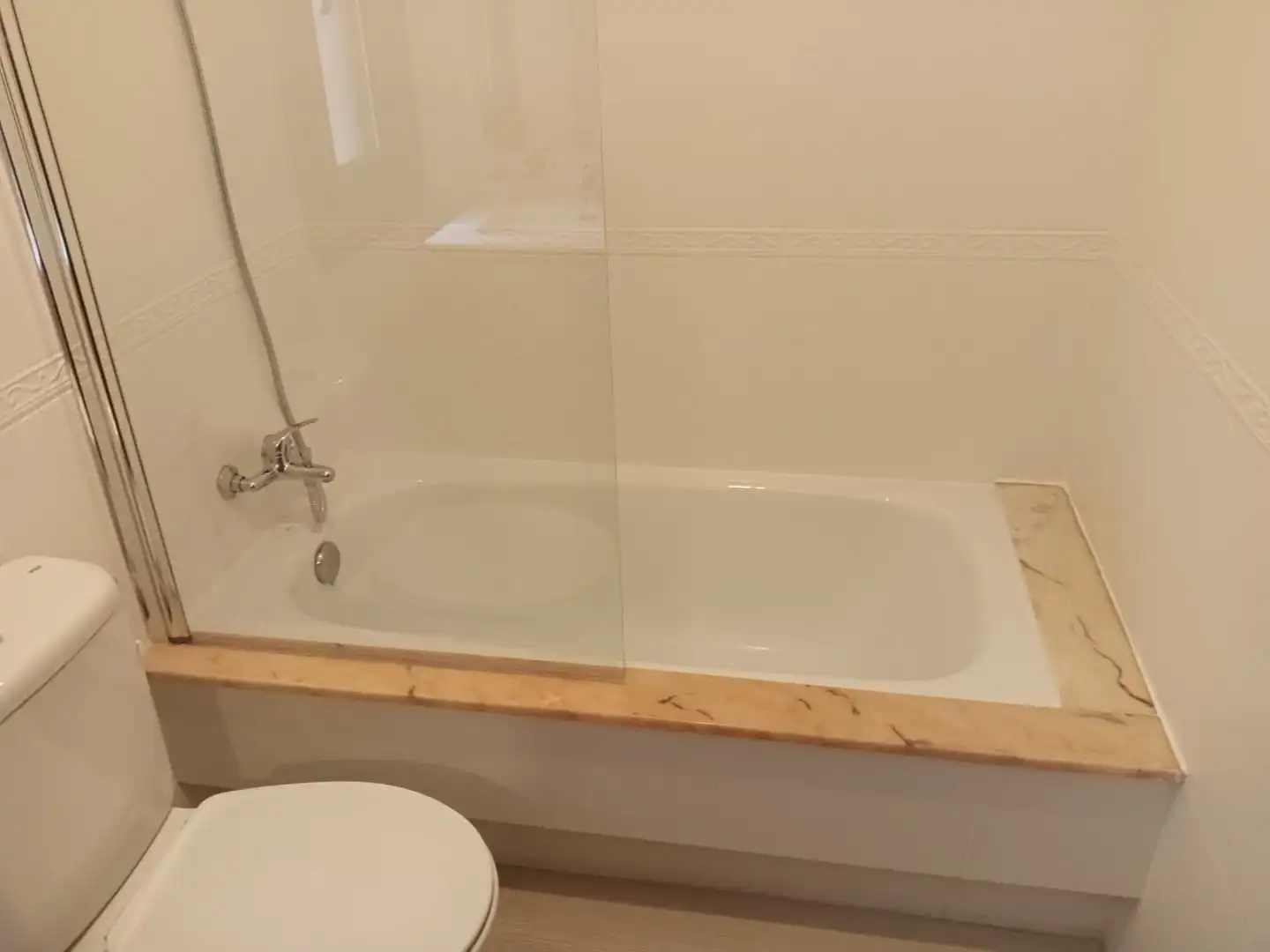 Baño de Piso de alquiler en Arteixo con Calefacción, Parquet y Amueblado