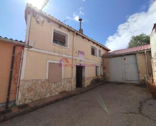 Vista exterior de Casa adosada en venda en Arcos amb Calefacció, Jardí privat i Traster