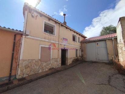 Vista exterior de Casa adosada en venda en Arcos amb Calefacció, Jardí privat i Traster