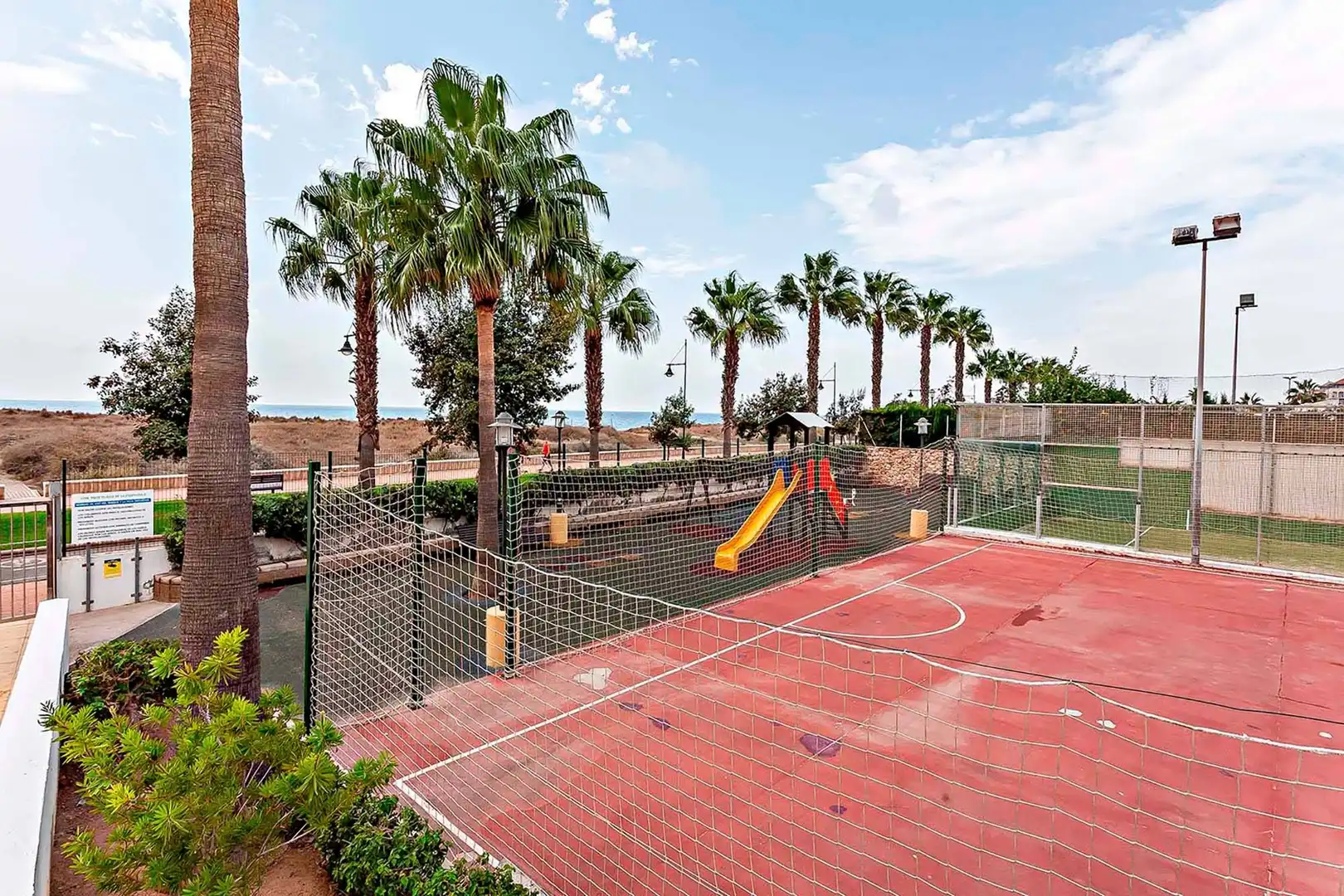 Vista exterior de Àtic en venda en El Ejido amb Terrassa i Piscina comunitària