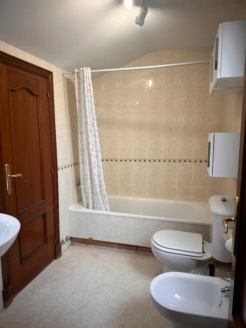 Bathroom of Duplexes for rent in Santiago de Compostela   with Heating, Parquet flooring and Oven