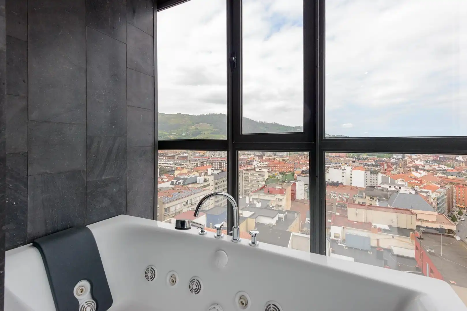 Bathroom of Flat for sale in Oviedo   with Heating and Jacuzzi