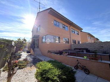 Casa aparellada en venda a Los Hueros