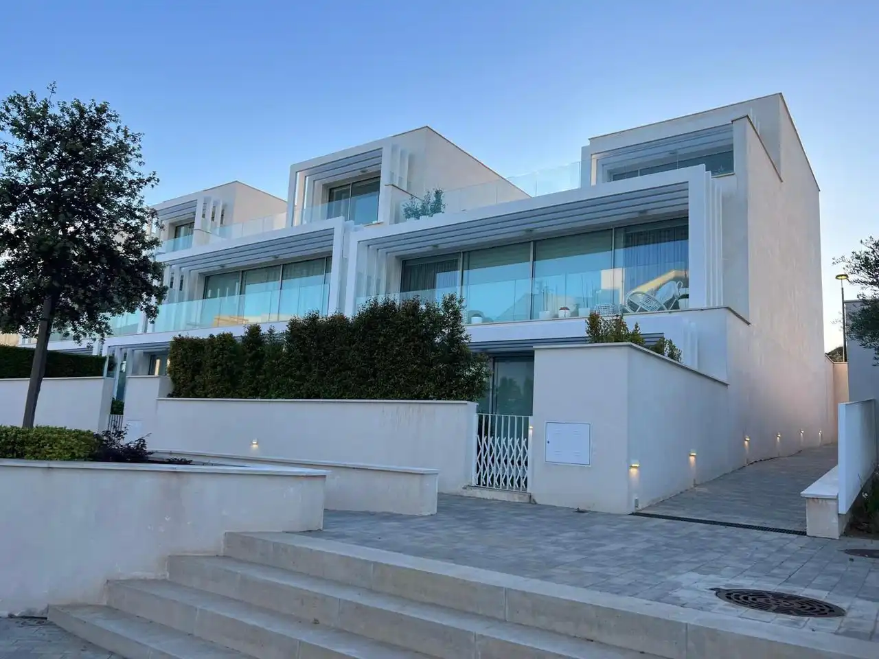 Vista exterior de Casa adosada en venda en Sotogrande amb Aire condicionat, Calefacció i Jardí privat