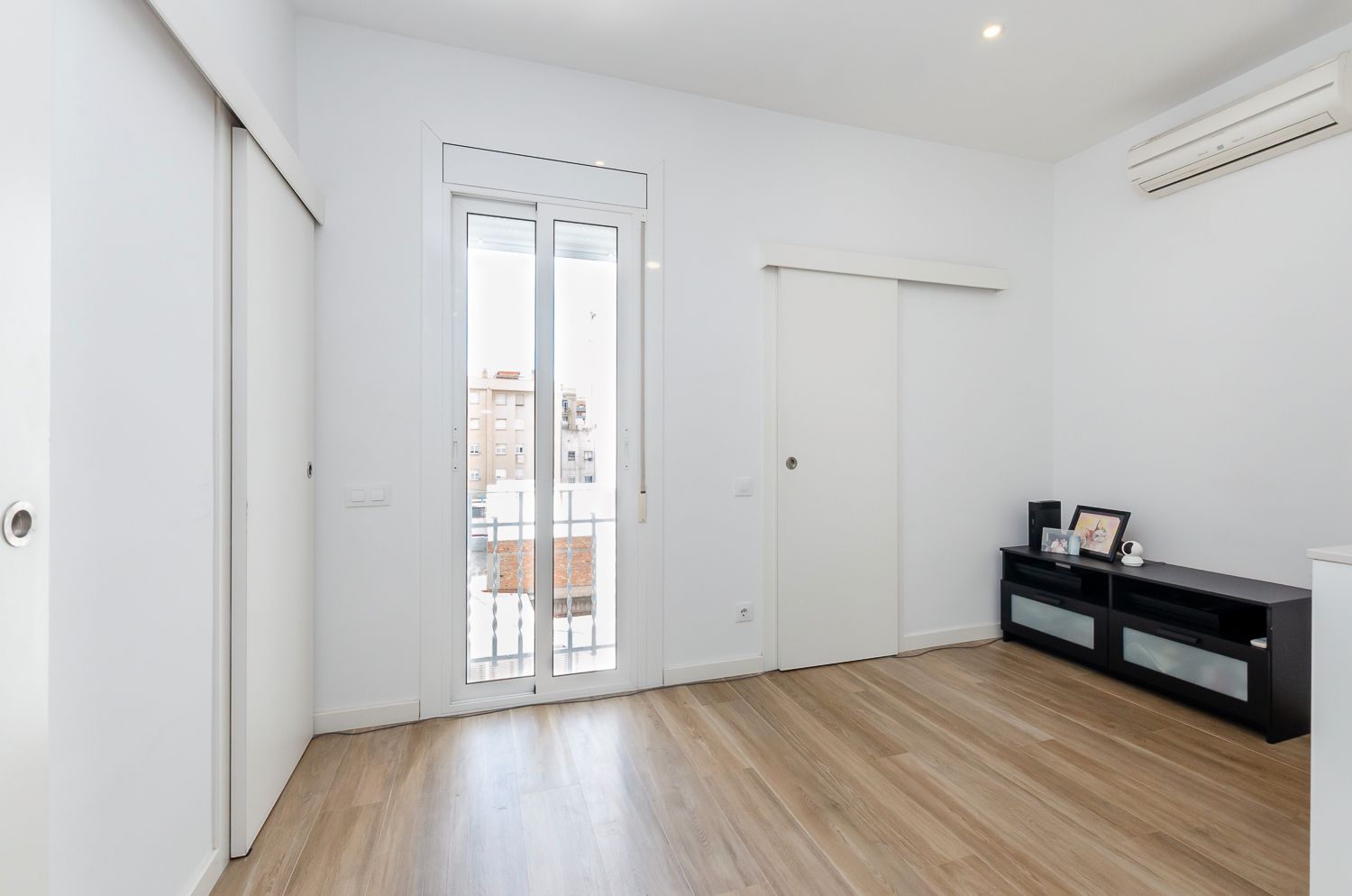 Bedroom of Flat for sale in  Barcelona Capital  with Air Conditioner, Parquet flooring and Balcony