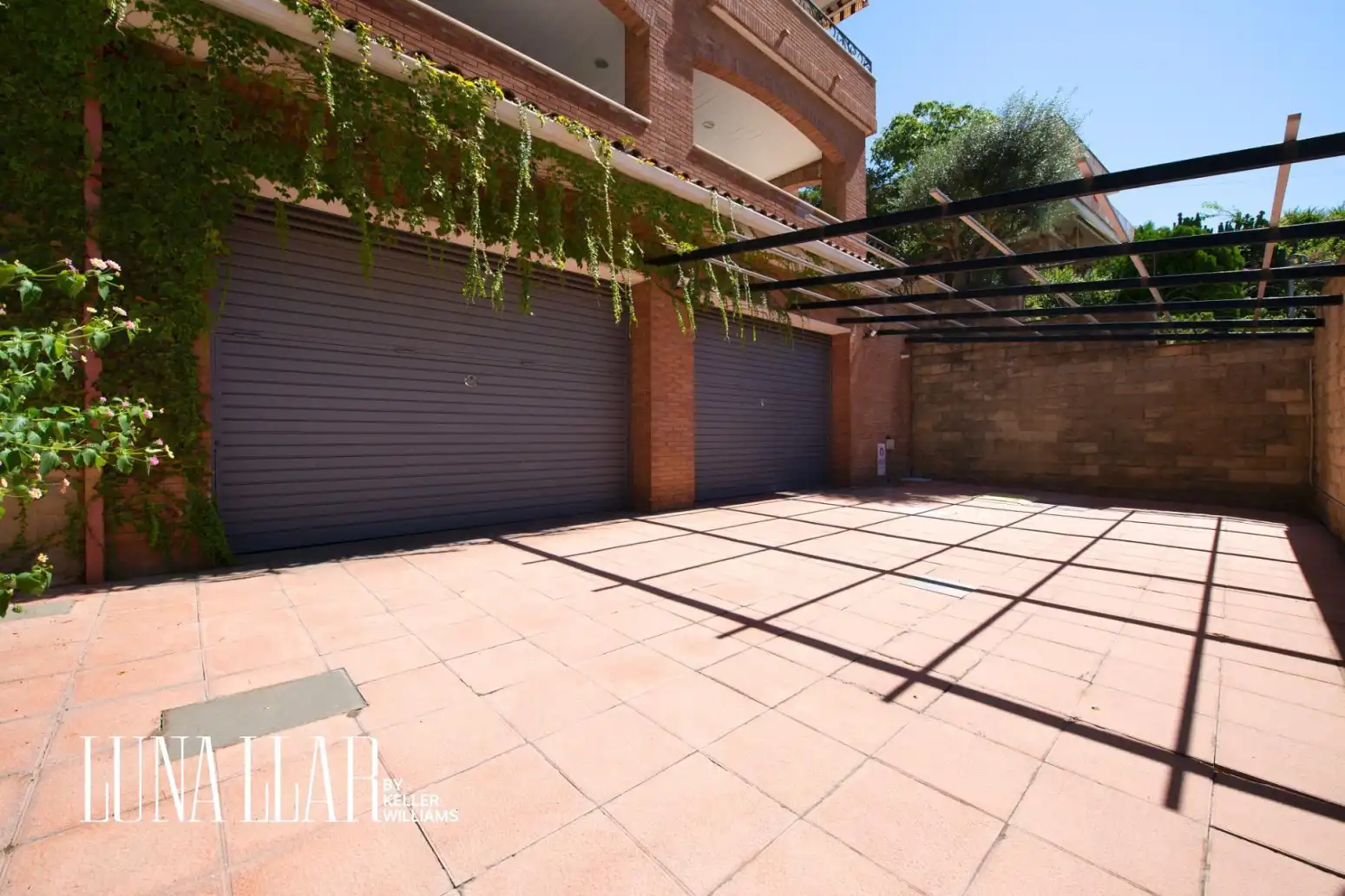 Vista exterior de Casa o xalet en venda en Castelldefels amb Calefacció, Terrassa i Balcó