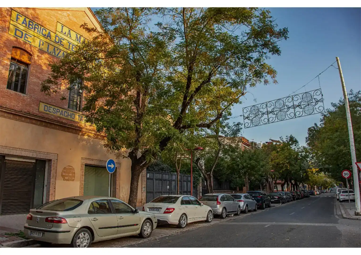 Außenansicht von Erdgeschoss zur Miete in Sevilla mit Parkett, Abstellraum und Schwimmbad