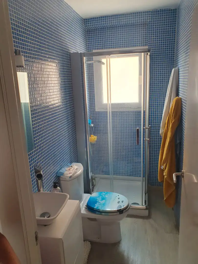 Baño de Casa adosada de alquiler en Roquetas de Mar con Aire acondicionado, Calefacción y Parquet