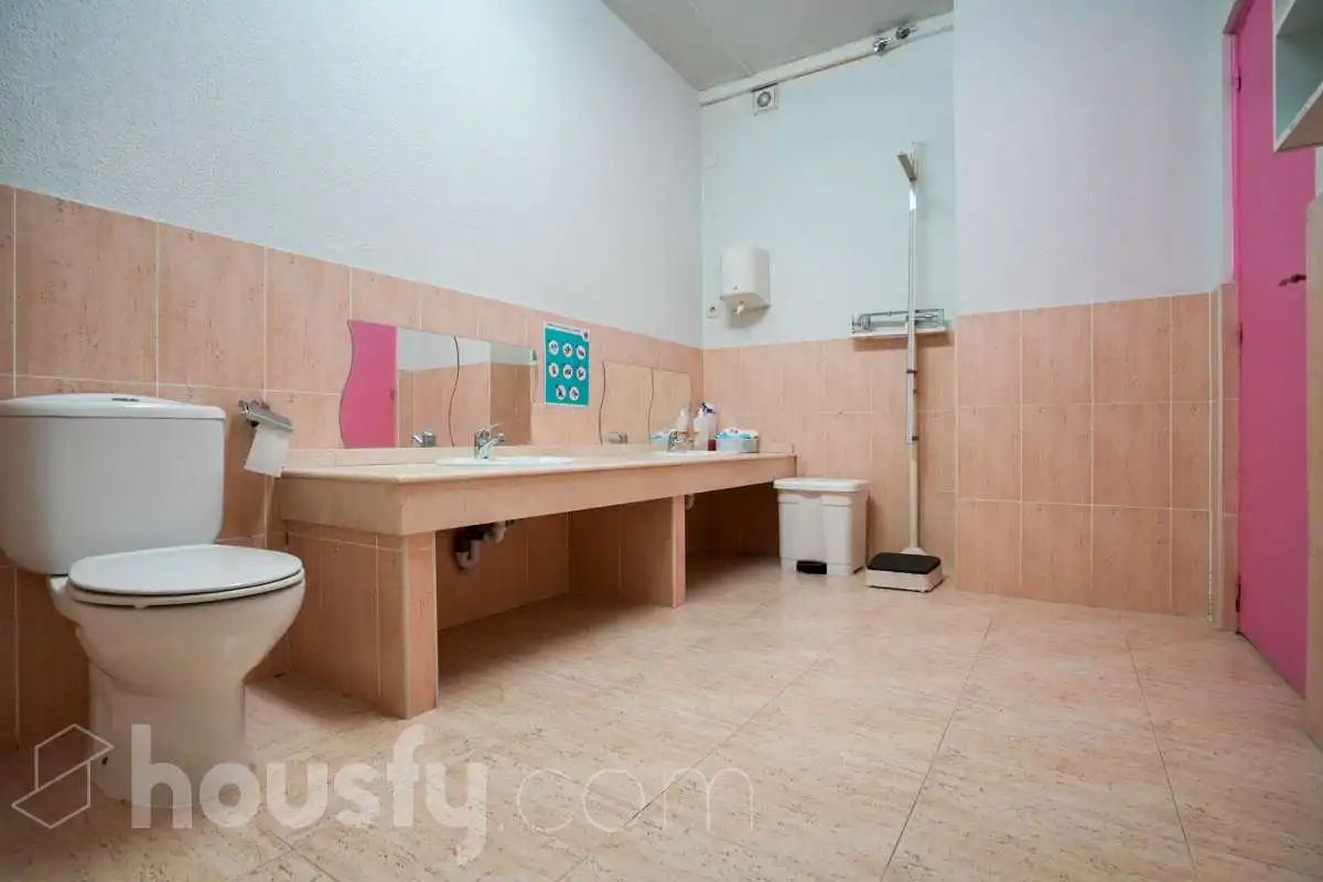 Baño de Local en venta en Madrid con Aire acondicionado