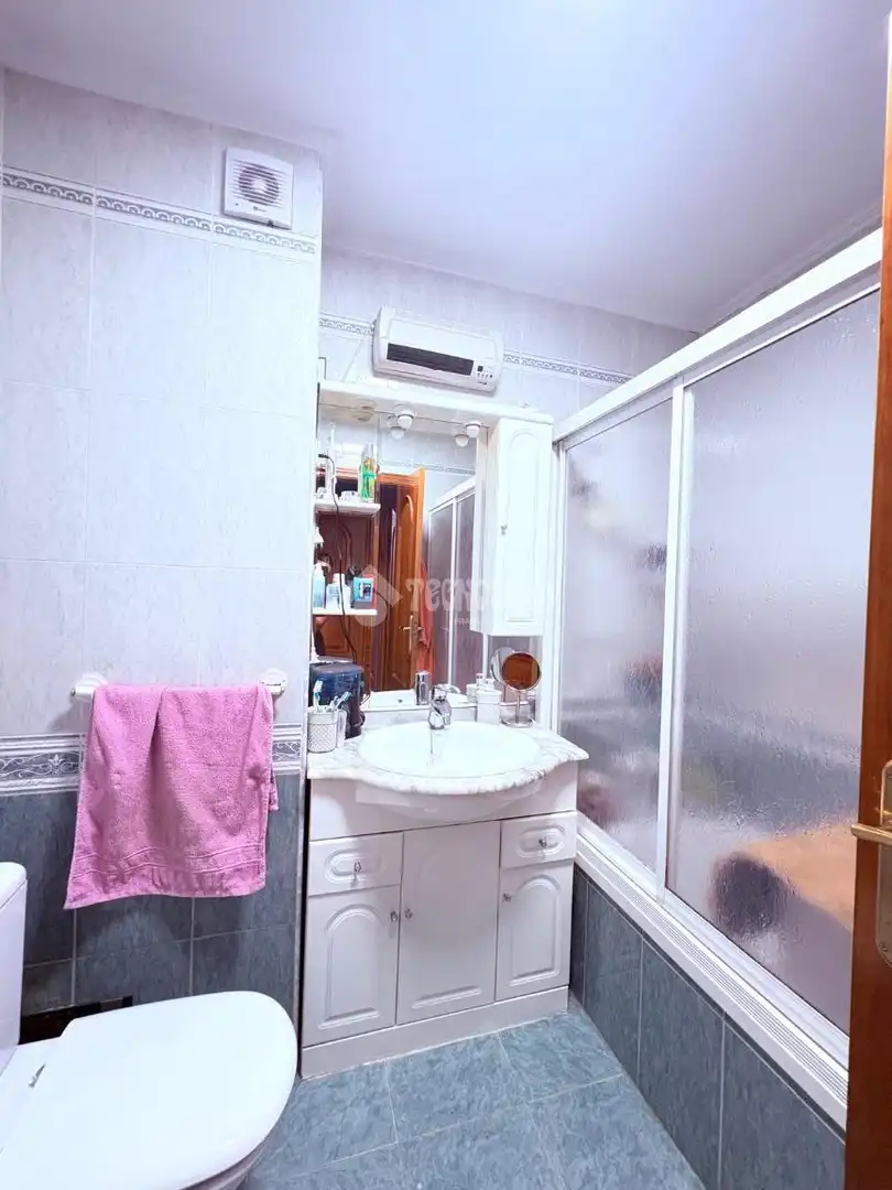 Bathroom of Flat for sale in Fuenlabrada  with Air Conditioner and Heating