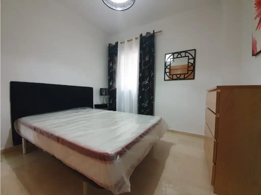 Schlafzimmer von Wohnung zum Verkauf in La Línea de la Concepción mit Möbliert, Ofen und Mikrowelle