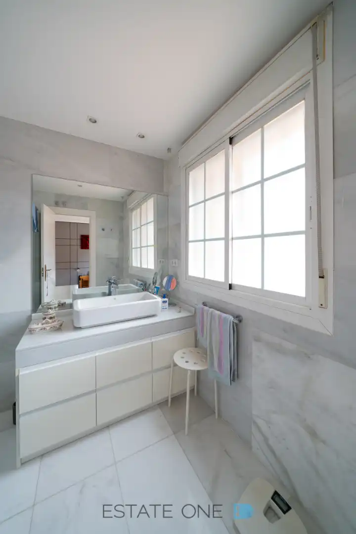 Baño de Casa adosada en venta en Madrid con Aire acondicionado, Calefacción y Jardín privado