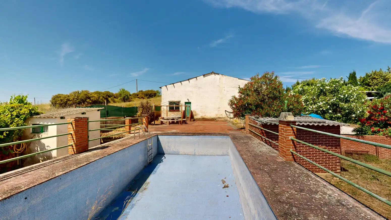 Swimming pool of Land for sale in Tafalla