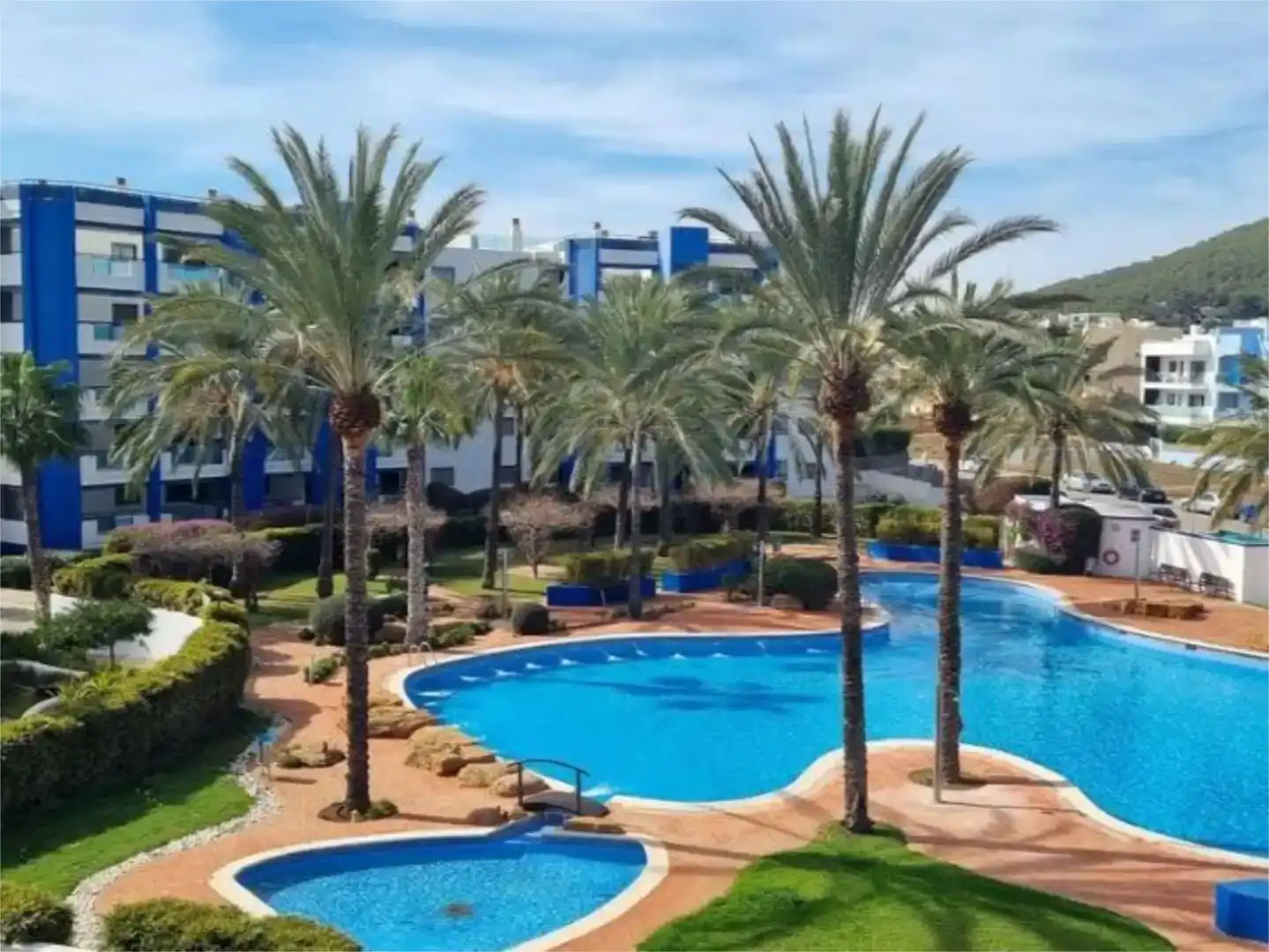 Außenansicht von Wohnungen zur Miete in Santa Eulària des Riu mit Klimaanlage und Schwimmbad