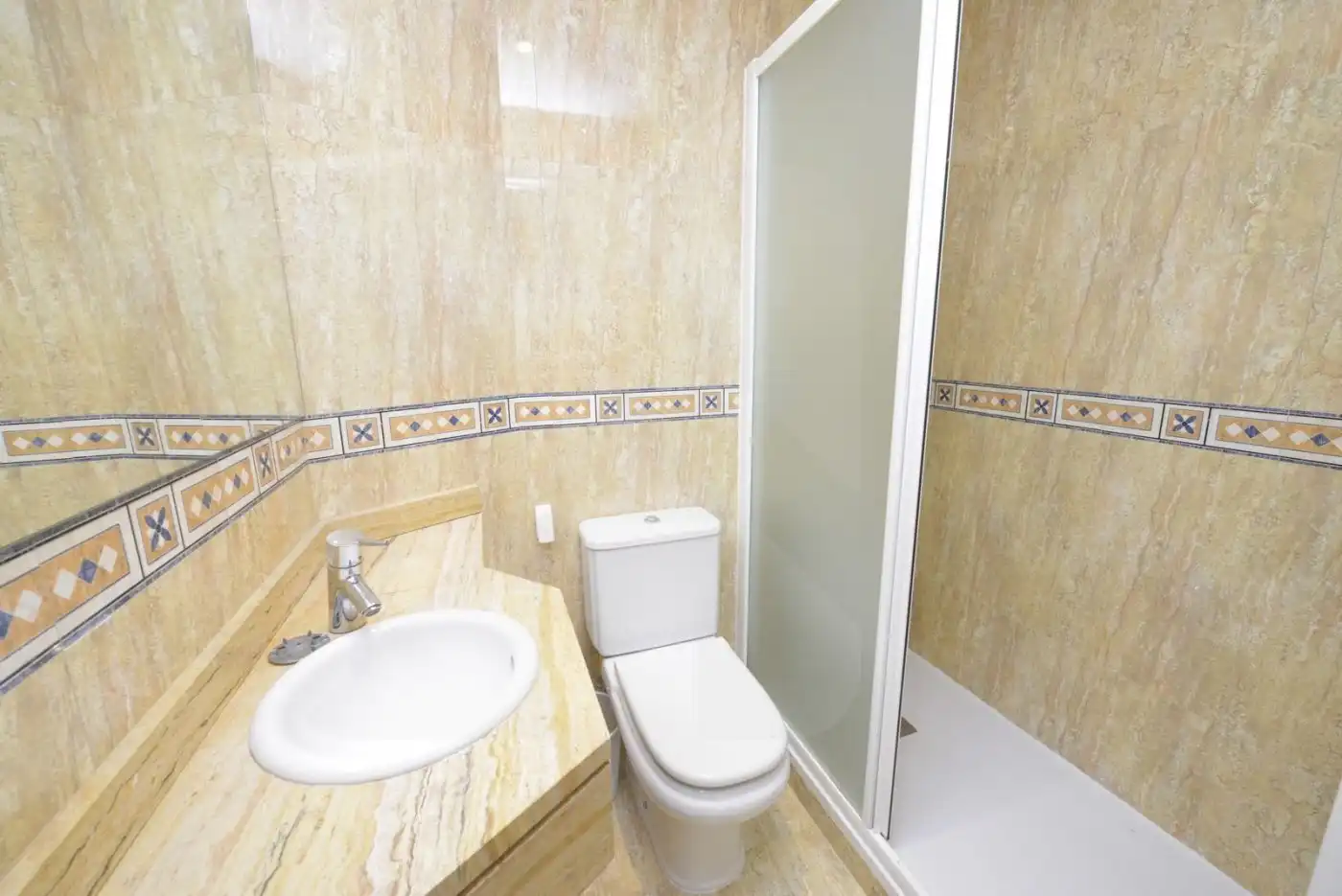 Baño de Piso de alquiler en Madrid con Aire acondicionado, Calefacción y Trastero