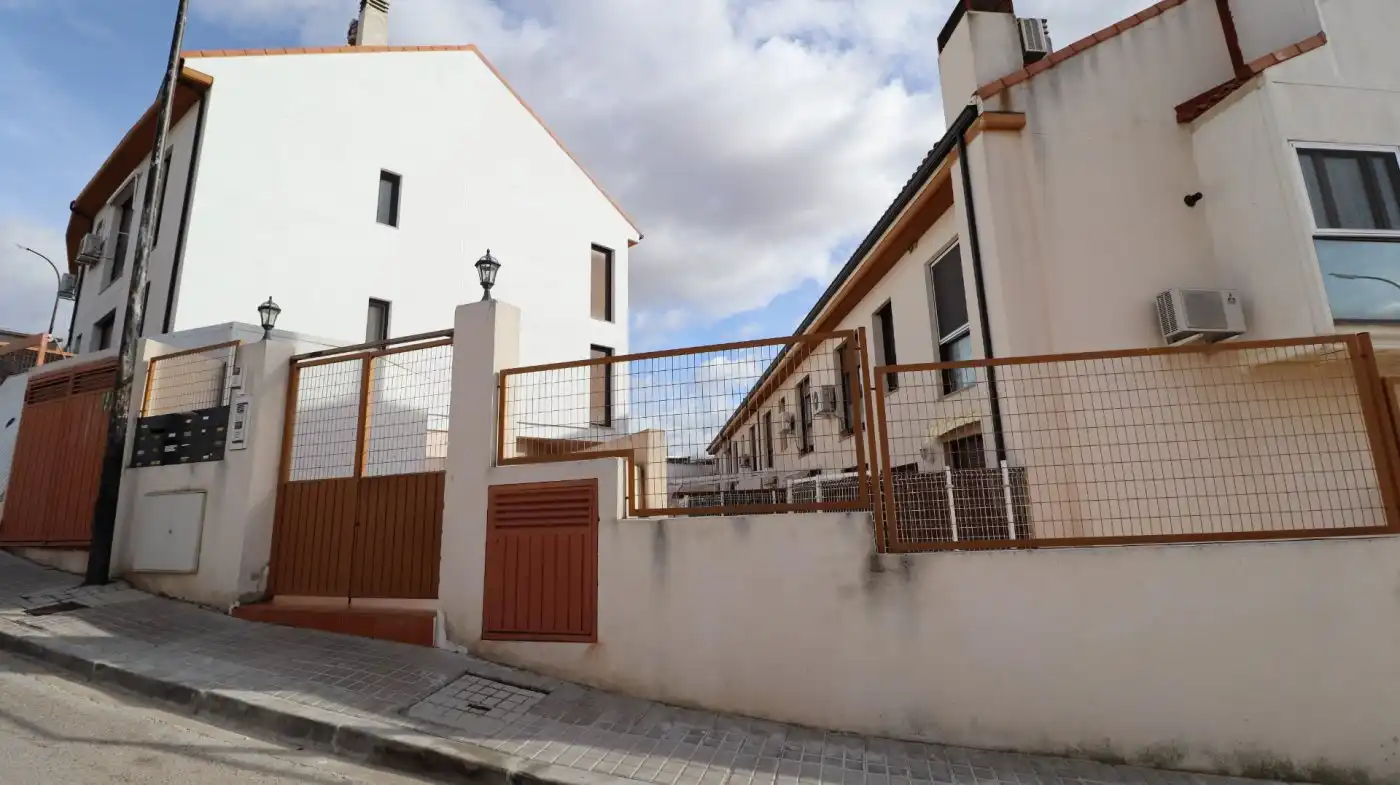 Vista exterior de Dúplex en venda en Corpa amb Aire condicionat, Calefacció i Jardí privat