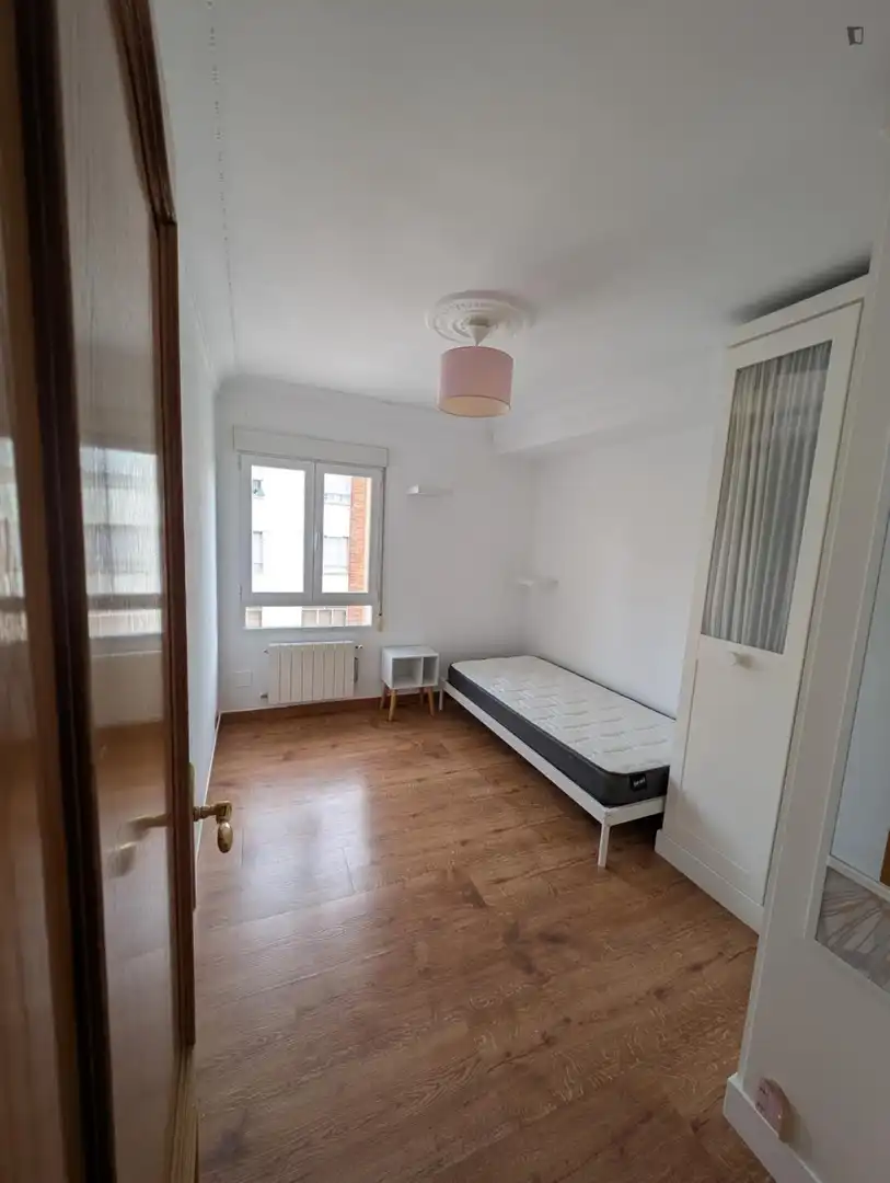 Schlafzimmer von Wohnungen zur Miete in Burgos mit Möbliert, Waschmaschine und Internet
