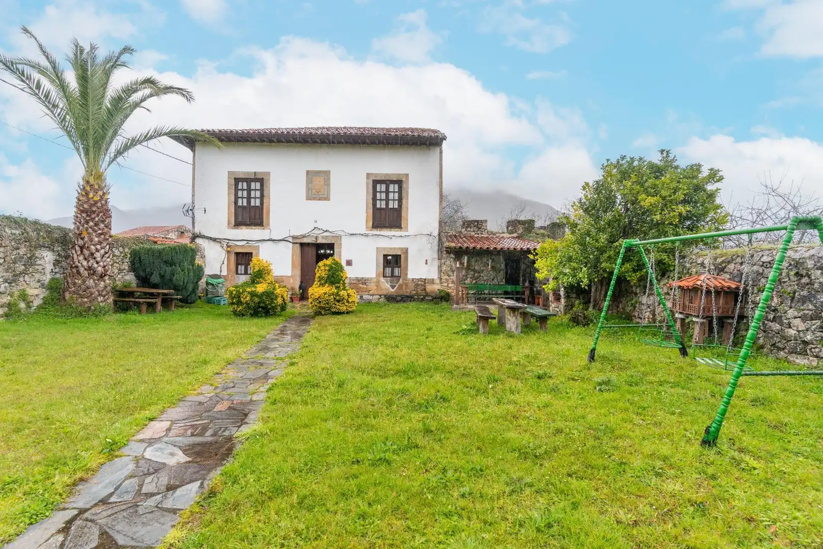 Vista exterior de Casa o xalet en venda en Llanes amb Jardí privat, Terrassa i Moblat
