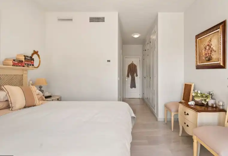 Schlafzimmer von Einfamilien-Reihenhaus zum Verkauf in Marbella mit Klimaanlage, Privatgarten und Terrasse