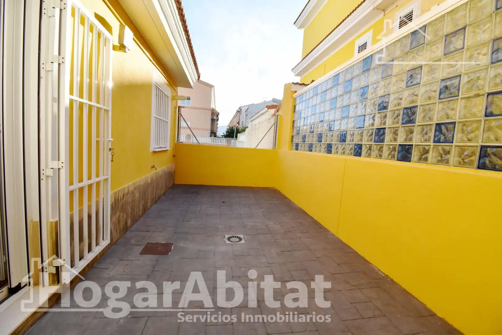 Außenansicht von Einfamilien-Reihenhaus zum Verkauf in Cullera mit Heizung, Terrasse und Abstellraum