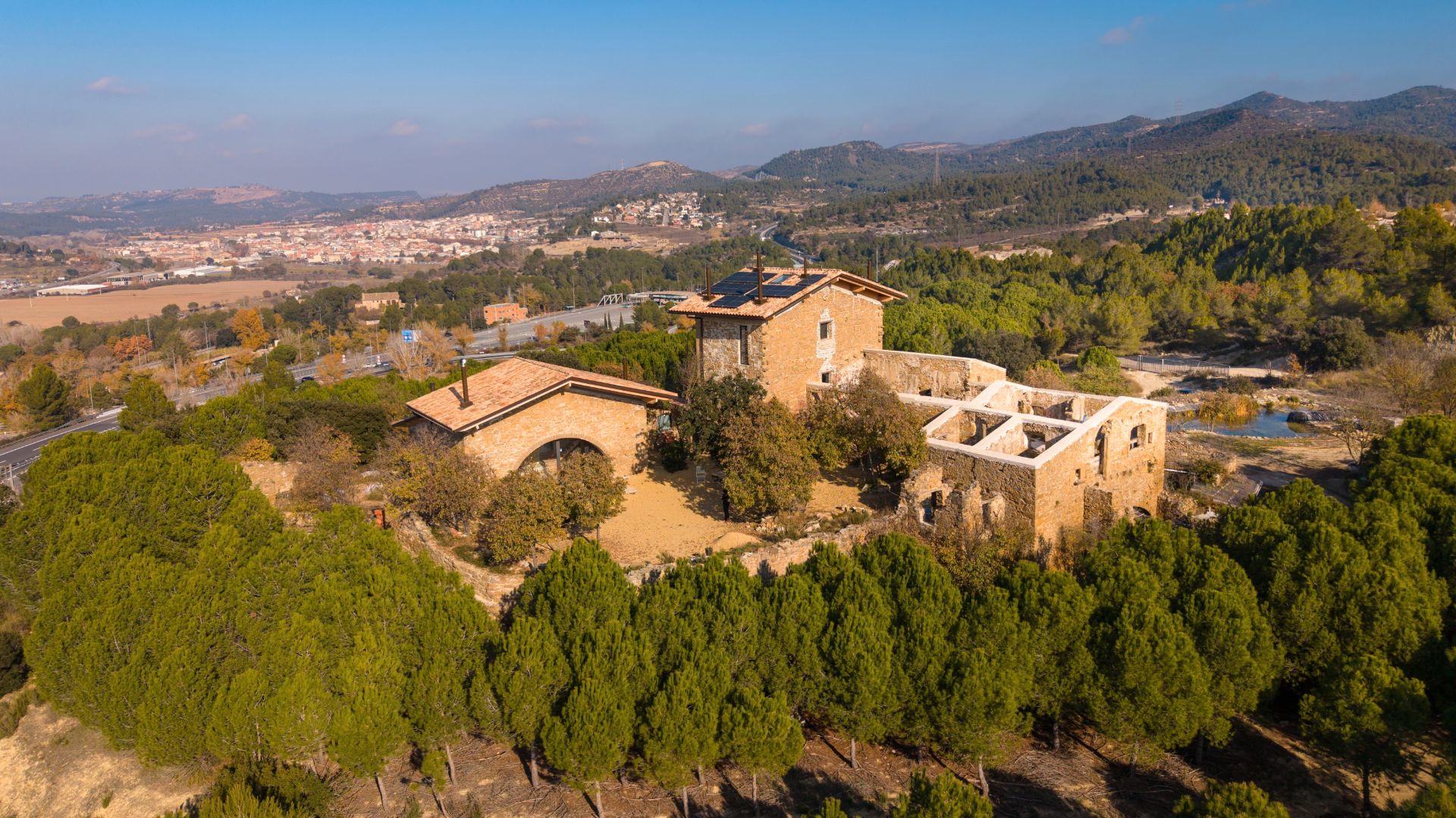Vista exterior de Finca rústica en venda en Castellbell i el Vilar amb Jardí privat