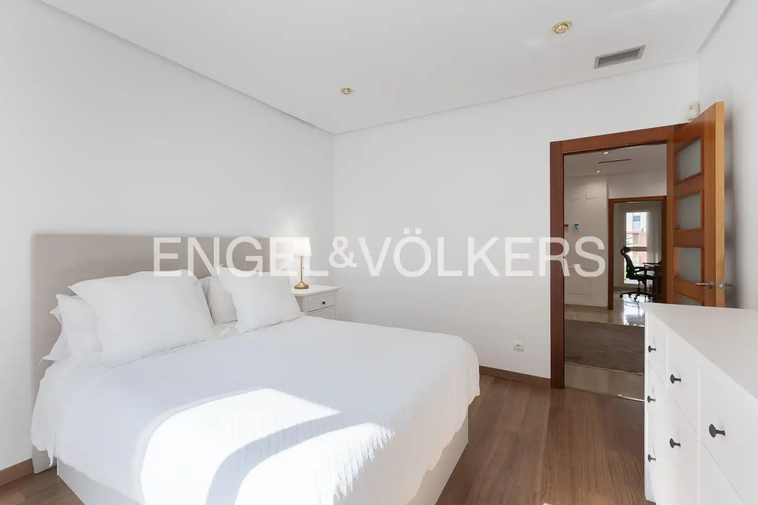 Habitación de Dúplex en venta en Valencia con Aire acondicionado, Calefacción y Jardín privado