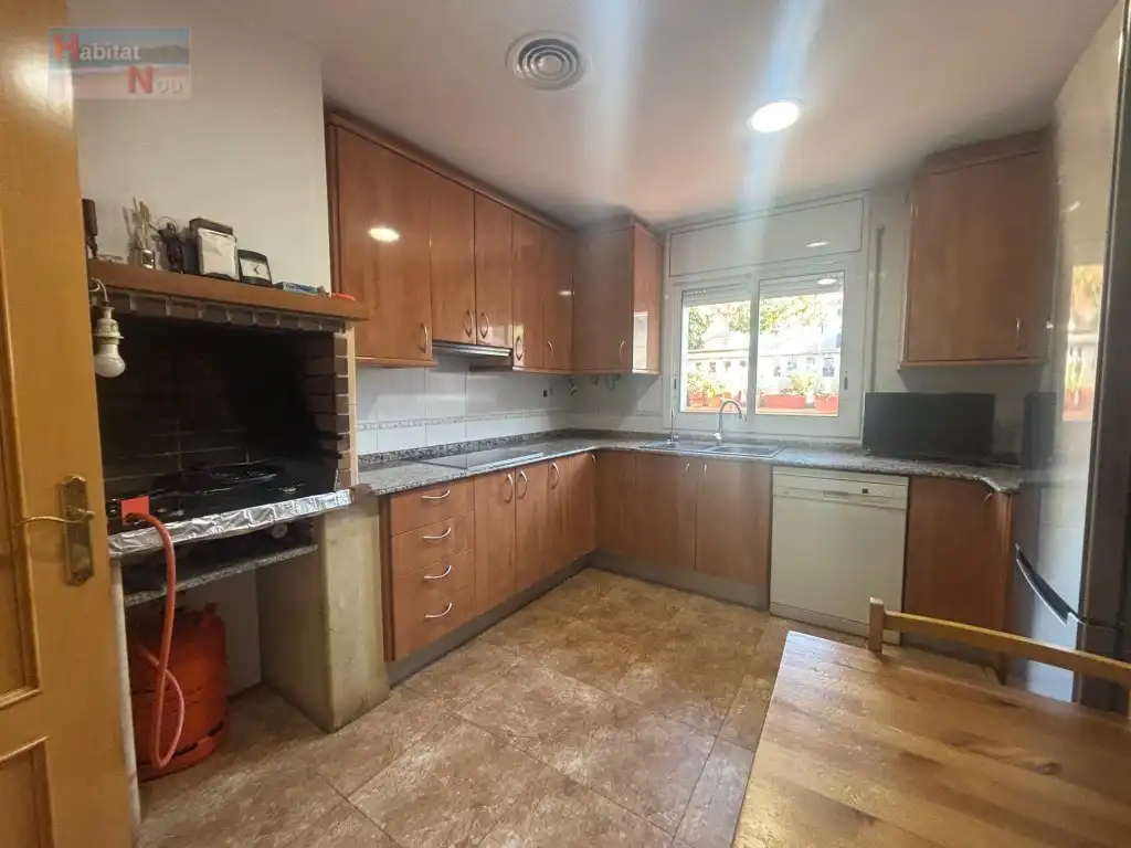 Kitchen of Houses for sale in La Bisbal del Penedès  with Oven and Microwave