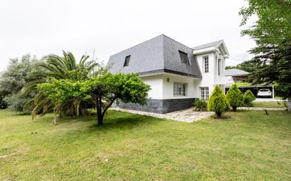 Vista exterior de Casa o xalet en venda en Fuente del Fresno amb Aire condicionat, Calefacció i Jardí privat