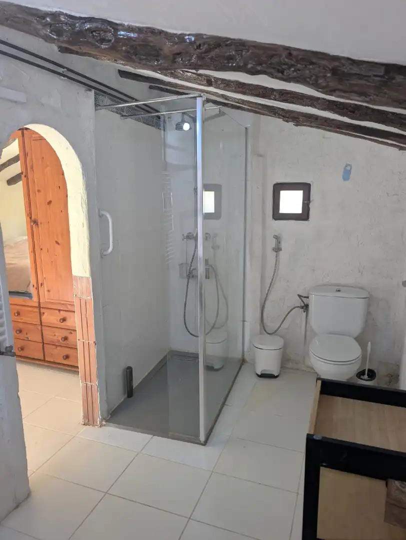 Badezimmer von Country house zum Verkauf in El Perelló mit Heizung und Balkon